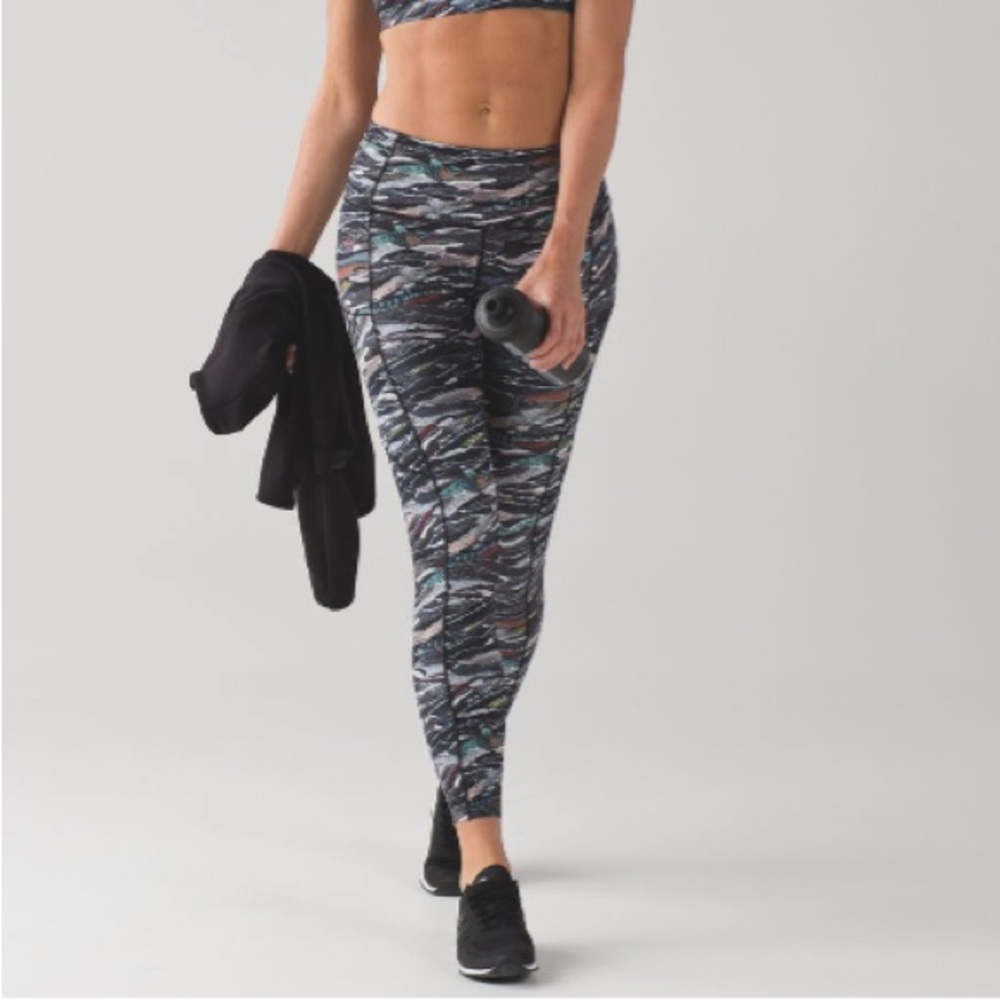 Lululemon Fast And Free 7/8 Tight
Mini Sweatr Multi Black